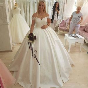 2019 Vit bollklänning bröllopsklänning Högkvalitativ satin applikationer från axelbåten Neck Custom Made Bridal Dresses Cheap