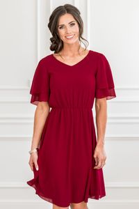 2019 New Chiffon Dark Vermelho Curto Modest Modest Dridesmaid Vestidos com Flutter Sleeves V Neck Joelheiro Comprimento A-Linha Verão Modest Maids of Honor Dress