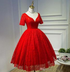 2020 New Red Lace Ball Gown Prom Dresess plus storlek knä längd V-hals spets upp korta ärmar fest kvällsklänningar