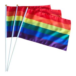 Arcobaleno Gay Pride Stick Flag con pennone 14 * 21 cm Bandiera a mano sventolante Banner appiglio con top dorato Arcobaleno Gay Pride Flag BH1748 TQQ