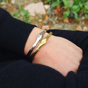 I braccialetti in acciaio al titanio per gioielli alla moda stringono le mani a forma di braccialetti aperti per la moda calda unisex senza spedizione