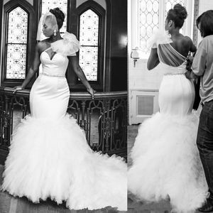 Svarta afrikanska bröllopsklänningar för flicka Sweetheart Shoulder Blomma Sash Mermaid Bröllopsklänningar Plus Size Volanger Sweep Train
