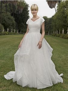 2020 Vintage A-Linie Spitze bescheidene Brautkleider mit kurzen Ärmeln V-Ausschnitt LCE Top Rüschen Rock Frauen bescheidene Birdal-Kleider Couture Custom