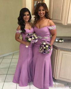 淡い紫色の格安の花嫁介添人ドレスプラスサイズオフショルダーマーメイドウェディングのための敬意を表して格安の花嫁介添いガウン