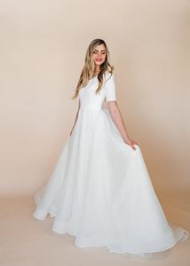 2020 Nowy prosty skromne sukienki ślubne z krótkim rękawem gorset koronki z powrotem odcinek Crepe Top Organza Spódnica Religijna suknia ślubna