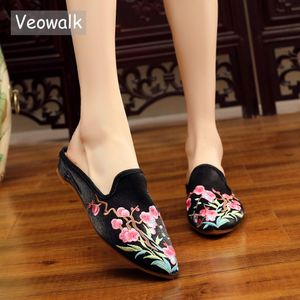 Veowalk Chinês Mulheres Bordadas de Algodão de Seda Fechar Pontilhas Dedo Do Toe Mules Verão Outono Vintage Senhoras Deslize em sapatos lisos