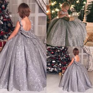 2020 Cute Ball Gown Girl Dresses Jewel Ärmlös Sequins Bow Girl Pagant Gown Backless Ruffle Sweep Train Födelsedagklänning