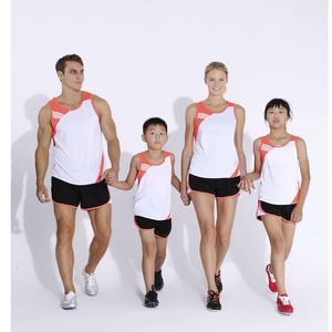 l'atletica serve il fondo per i bambini adulti l'atletica serve gli amanti del vestito si vestono sprint maratona partita abbigliamento sportivo
