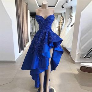 로얄 블루 칵테일 드레스 Appliques 레이스 장식 구슬 높은 낮은 새틴 파티 드레스 저렴한 러프 스위트 댄스 파티 드레스