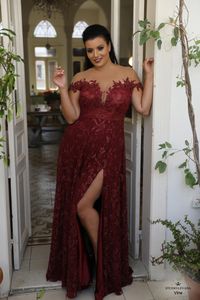 Burgundy Beaded Plus Size Lace Prom Klänningar Sheer Off The Shoulder Afton Kappa En Line Side Split Golv Längd Formell Klänning