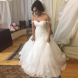 Schulterfreies Ballkleid-Hochzeitskleid mit Spitzenbesatz, langes Spitzen-Brautkleid in Übergröße