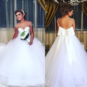 Suknie ślubne z koralikami Beach z kokardą Sheer Neck Capped Rękawy Sexy Powrót Suknie ślubne Robe de Mariee Tulle Tanie panny młodej Sukienka