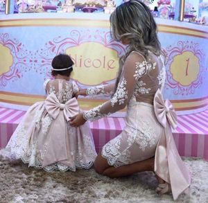 Мать дочь цветочница платья розовый атлас кружева с длинными рукавами трапеция Принцесса театрализованное платье дети вечерняя одежда с большим бантом Z36