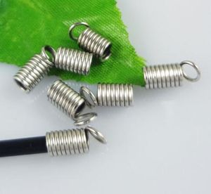 500pcs Spring Crimp Ends Fäste Connector Clasps Crimp Pead Passar mm Runda Läder Cord DIY Halsband Smycken Vackrar Tillgångar