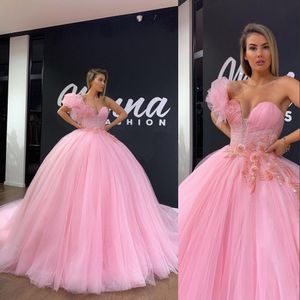 2020 Sexig Rosa One Shoulder Quinceanera Klänningar Boll Gown Crystal Beading Illusion Puffy Tulle Party Dress Prom Kvällstorkar Slitage