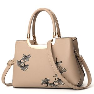 2020 new women bags messenger bag fashion handbag European and American capacity middle-aged mom bag