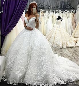 Gorgeous Dubai Arabiska Lace Ball Gown Bröllopsklänningar 2019 Applikationer Pärlor Av Skulder Ruched Long Train Bröllopsklänning Brudklänningar