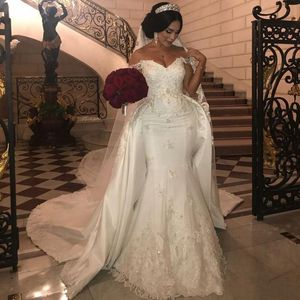 2020 Eleganckie koronkowe koronkowe suknie ślubne z odpinanym pociągiem na ramię Syrenka suknia ślubna aplikacja Sukienka ślubna z kości słoniowej satynowa