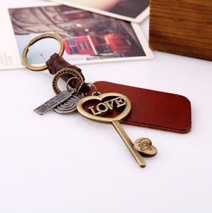 Großhandel handgewebte Lederseilwagen Schlüsselbund für männliche und weibliche Liebhaber Metall Liebesbuchstaben Schlüsselform Schlüsselringkette