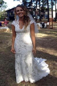 Country Wedding Dresses V Neck Cap ärmar Golvlängd Spets bröllopsklänningar Cowgirls Hög lågt rygglös brudbröllopsklänningar