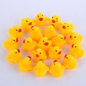 ingrosso yellow rubber duck-All ingrosso Baby Bath Water Duck Mini galleggianti anatre in gomma gialla con suono bambini doccia nuoto spiaggia Play Toy Set