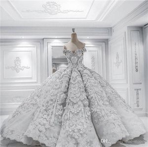 Luxury Crystal Beaded Off Shoulder Ball Gown Bröllopsklänningar Vintage Lace Appliqued Open Back Saudiarabiska Dubai Bridal Gown Plus Storlek