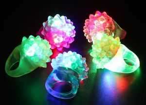 игрушки желе кольцо оптовых-36pcs Клубничный мигающий светодиодный свет вверх игрушки Bumpy кольца сувениры партии расходных материалов Glow Jelly Мигающий Бюль