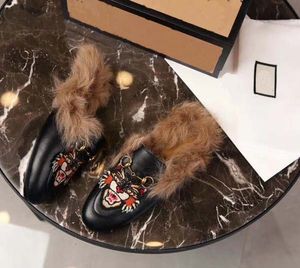 peluş terlik ayakkabıları toptan satış-2020Top İtalya Marka Tasarımcılar Slaytlar Tasarımcı Ayakkabı loafer lar Bayanlar Casual Terlik Gerçek Deri Sandalet Kürk Terlik nakış Peluş sho