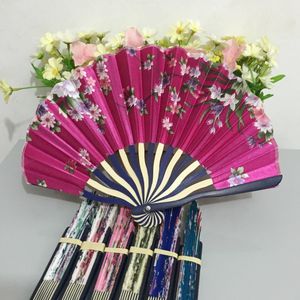 Gratis frakt Mixed Flower Designs Japansk stil Bamboo Handfläkt med satin Silk Tyg som dekoration eller bröllopsgåva