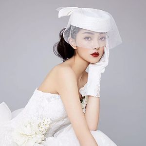 Stingy Brim Hats女性エレガントな白い大きなちょう結びベイル魅力的な帽子カクテルキャップレディーウェディングパーティーピルボックスFedora Hair Accessorie