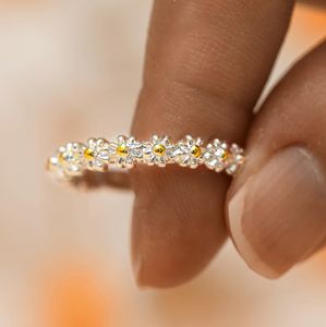Vintage Gold Daisy Flower Ring For Women Korean Style Adjustable Open Cuff Floral Finger Rings Bride Wedding Engagement Statement Jewelry Lover Gift for Ladies