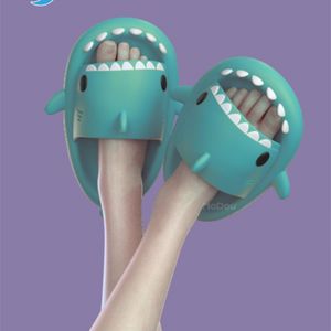 köpekbalığı slaytları toptan satış-MO Dou Yeni Yaz Terlik Güzel Köpekbalığı Şekli Slaytlar Açık Kadın Ayakkabı Çocuklar Çocuk Flip Flop Erkekler Çiftler Çizgi Film EVA
