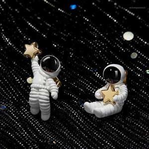 pendientes astronauta al por mayor-Stud silver oreja linda dibujos animados escoger a mano estrellas astronauta pendientes de mujer moda spaceman joyería cumpleaños regalo fiesta artesanía1