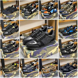 sapatos cravejados de apartamentos venda por atacado-Top Quality Camuflagem Sneaker Womens Mens Rebite Sapatos Studded Flats Malha Camo Camurça Couro Casual Trainers Rockrunner Sapatos Chaussures