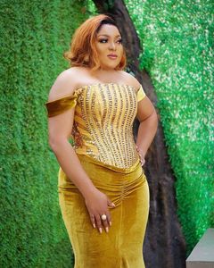 Plus Size Gold Color Velvet Prom Dresses Aso Ebi Off The Ramię Syrenka Suknie Wieczorowe Sweep Sweep Formal Party