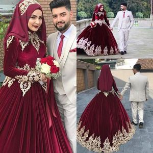 burgundy wedding dress arabic großhandel-Erstaunliche Burgund Muslim Arabisch Dubai Brautkleid Kleider Lange Ärmel Gold Stickerei Spitze Samt Hochzeit Brautkleider Vestidos de Novia