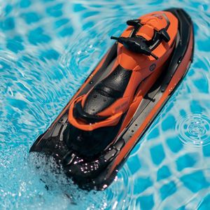 2020 Ny M5 Mini RC båt g meter fjärrkontroll Avstånd Sommar Vattenstänk Elmotor Båt Barns leksakgåva