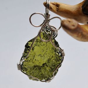 Natural Moldavite Green Crystal Energy Stone Pendant för män och kvinnor Par Halsband Fine Smycken LJ201016