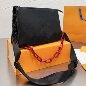 yumuşak deri siyah çanta toptan satış-Crossbody çanta coussin çanta çanta kabartmalı beyaz mektup kabarık deri siyah omuz çantaları ayarlanabilir geniş kayış kırmızı zincir yumuşak debriyaj kadın çanta