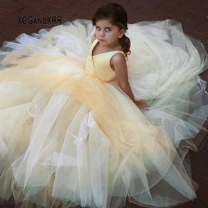 Tjejens klänningar Elegant V Neck Yellow Long Flower Girl Simple High Quality Little PageAnt Klä En Linje Bröllopsfestklänning