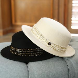 büyük brim panama şapkası toptan satış-Stingy Brim Şapka Yün Feodra Şapka Kış Bayan M Mektubu Jazz Fedoras Pembe Kadınlar Için Büyük Kovboy Panama Fedoras1