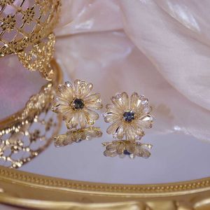 Designer Örhängen k Real Gold Daisy Women s Stud Fantasy Smycken Koreansk stil Sparkling Crystal CZ Flower Pendant Bohemian Present