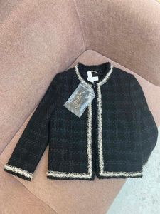 女性のスーツのブレザー2022を含むウール生地の成分カスタム素材ホワイトエッジは手動の編み物摩耗チェーントップ品質を使用します