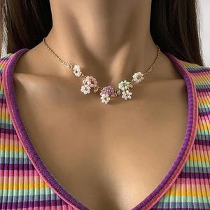 colours beads necklace toptan satış-Chokers Lovoacc Romantik Küçük Renkli Boncuklu Çiçek Kolye Kadınlar Bayanlar Için Altın Renk Ince Zincir Aksesuarları