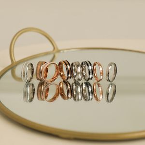 anillo liso 18k al por mayor-Joyería de diseño japonés y coreano dw pareja anillo k rosa oro liso simple anillo de acero inoxidable joyería de moda