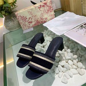 Luksusowy projektanci Kobiety Sandały Haftowane bawełniane klapki Marka List Płótno Mules Lady Kapcie Letnie Drukowane poślizg na butach
