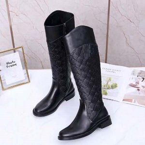 wedge boots for women venda por atacado-Inverno Hot Selling Moda Botas de Designer de Luxo Botas de Joelho Flip De Couro Quente Cinto Sapatos