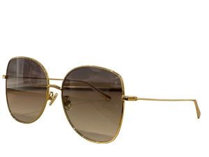 女性のための夏のサングラスのための猫の目のスタイルのスティルアイレーブ 紫外線レトロプレートメタルフレームのファッション眼鏡のランダムボックス