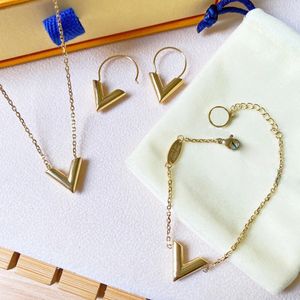 Groothandel Tassel Designer Brieven Stud Earring Hanger Luxe Goud V Studs Charm Armbanden Ketting Oorbellen Vrouwen Mannen Bruiloft Sieraden Ringen Armbanden voor Gift