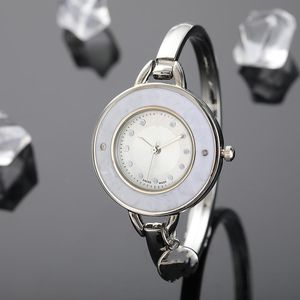 高品質の2021新しい3ピンクォーツ女性の時計デザイナーウォッチファッションウォッチスチールストラップ最高のアクセサリー